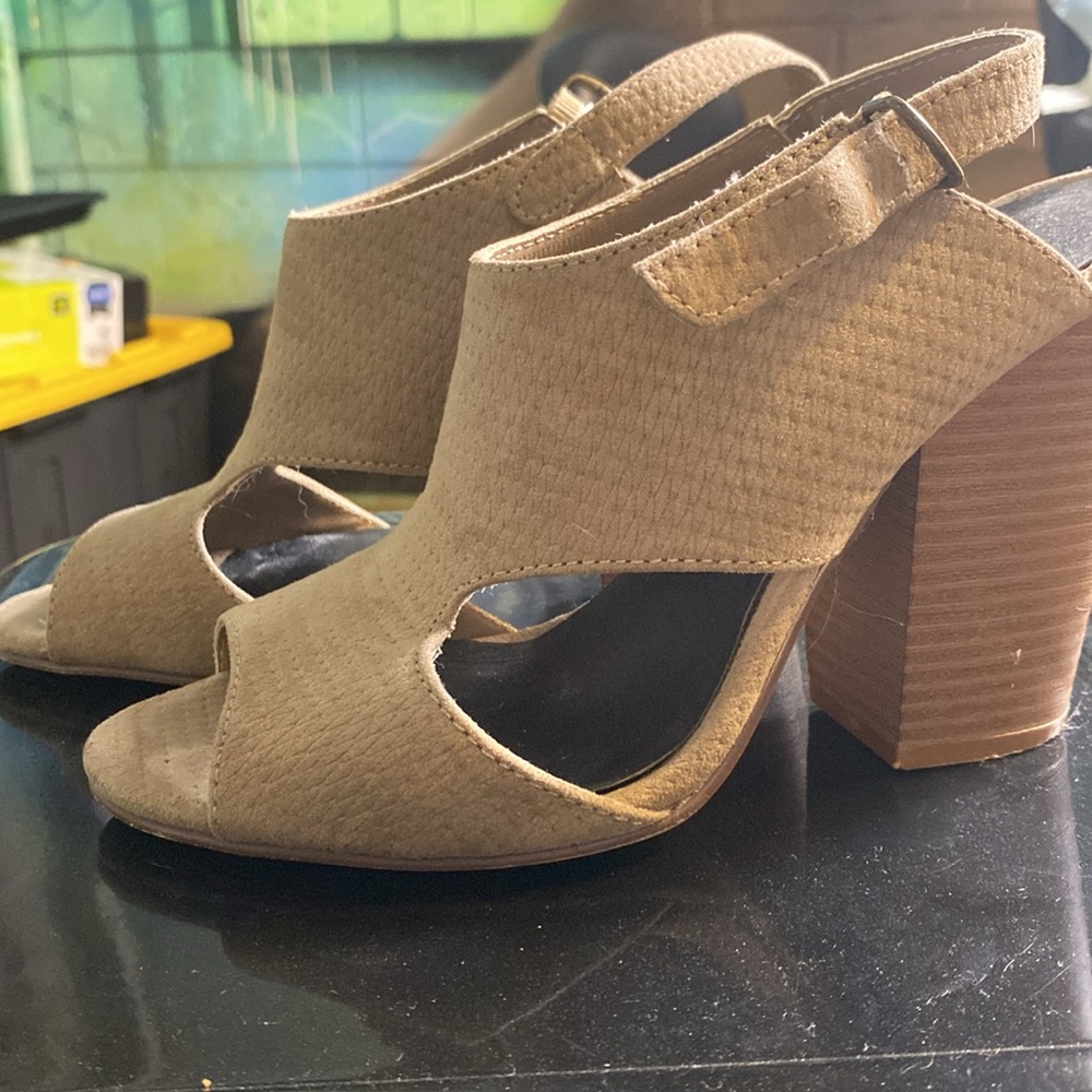 Light brown Indigo Rd heels - Picture 2 of 3